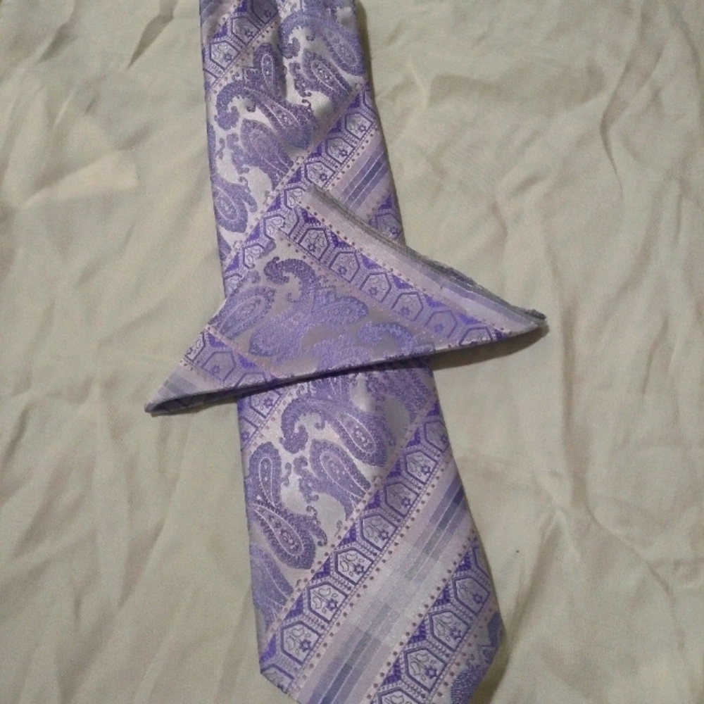 Tie and pocket square by Daniel Ellisa